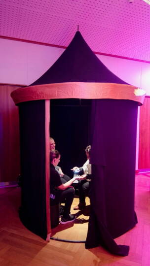 Tamara Guldin ⭐⭐⭐⭐⭐Eindrücklich, was Tanja uns in nur 10Min alles über uns verraten hat. Die Idee kam bei meinen Freundinnen (7 an der Zahl) wunderbar an und alle fanden sich in Tanjas Analyse wieder. Nur zu Empfehlen für eine (Geburtstags-) Feier bei der man den Gästen etwas Spezielles und sehr Persönliches mit auf den Weg geben möchte. Ich kann Tanja wärmstens weiter empfehlen.