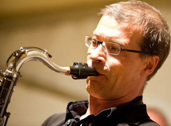 Die Rolf Häsler - Combo, spielt einen Hard-Bop orientierten swingenden Jazz