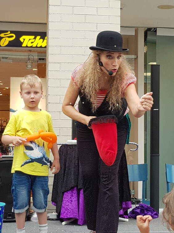 Alles in einer Künstlerin:  Stelzen, Situationskomik, Magic Comedy, Clownerie