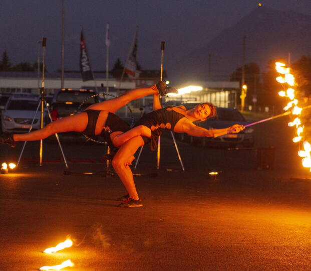 Feuershow mit Akrobatik und Pyroeffekte. Die Feuerkünstler offenbaren dem Publikum ihre ganz eigene Feuerwelt - mit brennenden Objekten, Pyrotechnik, luftiger Akrobatik und einer fantastischen Symbiose aus Feuer und Tanz! Es ist egal, welchen Event Sie planen, die Feuershow macht Ihre Veranstaltungen zum feurigen Ereignis ! Dauer ca. 5-20 Minuten.           