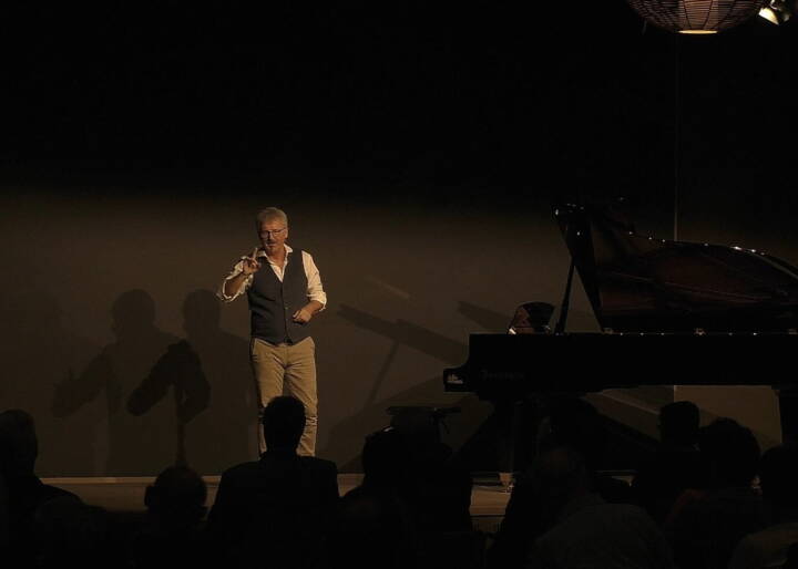 SPECIAL OFFER PACKAGEbestehend aus1 Nummer Sandmalen StandardSandportraits oder Funky Faces (Anzahl und Dauer nach Absprache) Pianomusik mit Wunschliste (Dauer nach Absprache)