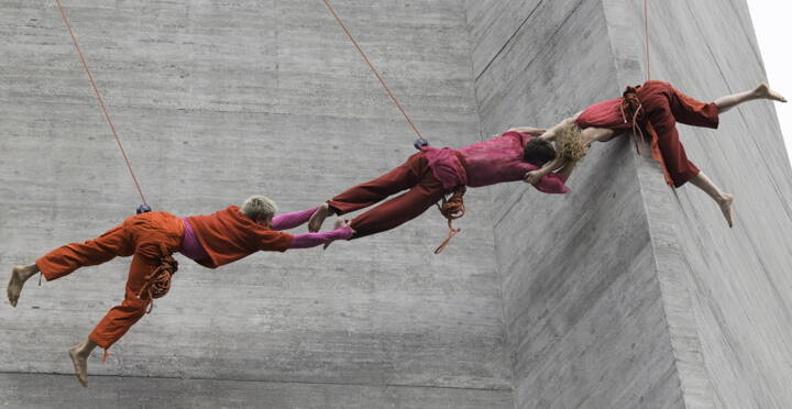 Angaben zu den Vertical Dance Angeboten von Rebekka GatherVertical Dance ist eine Disziplin bei der die Tänzerinnen im Klettergurt an verschiedenen Wänden, Gebäuden, hohen Innenräumen, Bäumen oder Felsen tanzen. 