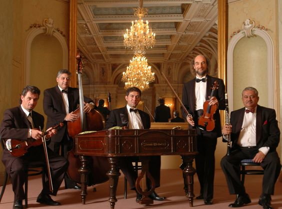 Die Formation mit Violine, Bratsche, (Klarinette), Cimbalom und Kontrabass, entspricht einer originalen und bewährten ungarischen Zigeunerorchester-Besetzung