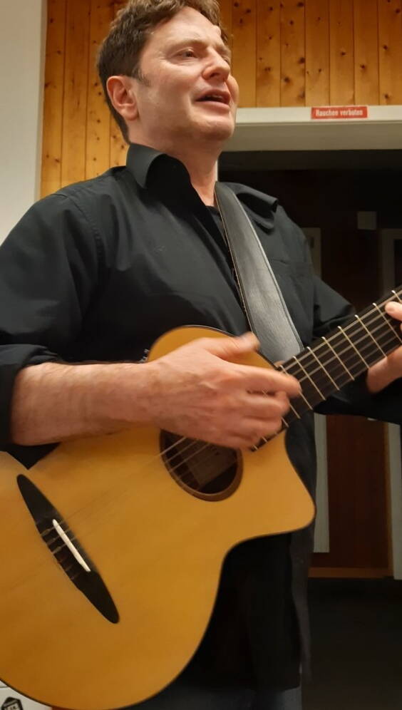 Das Programm des Komischen Kellner`s oder des Falschen Gastes lebt vom Spiel des versteckten Theaters (Gäste oder Teilnehmer sollten vorher nicht informiert sein). Der Komiker begleitet Ihr Fest mit einem Spannungsbogen vom Beginn des Anlasses bis zum Schluss. In der Regel etwa dreieinhalb Stunden.