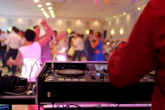  Eigene Show‑Formate für EventsPopcorn Hits‑PartyDie besten Hits der 80er, 90er und 2000er kombiniert mit einer auffälligen XXL‑Deko aus Rubik‑Würfeln, Kassetten, Rollschuhen, Gameboys und Discokugel. Ideal für Firmenanlässe, Festivals und private Partys. Ein Format mit garantiertem 100 % Partyfeeling.
