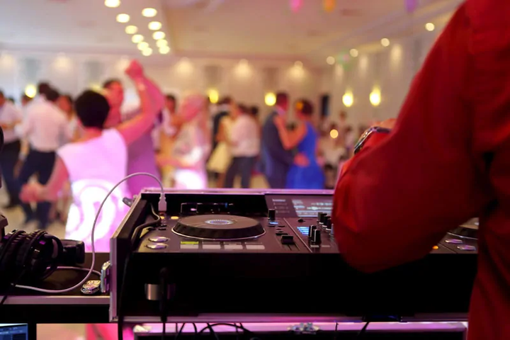  Eigene Show‑Formate für EventsPopcorn Hits‑PartyDie besten Hits der 80er, 90er und 2000er kombiniert mit einer auffälligen XXL‑Deko aus Rubik‑Würfeln, Kassetten, Rollschuhen, Gameboys und Discokugel. Ideal für Firmenanlässe, Festivals und private Partys. Ein Format mit garantiertem 100 % Partyfeeling.